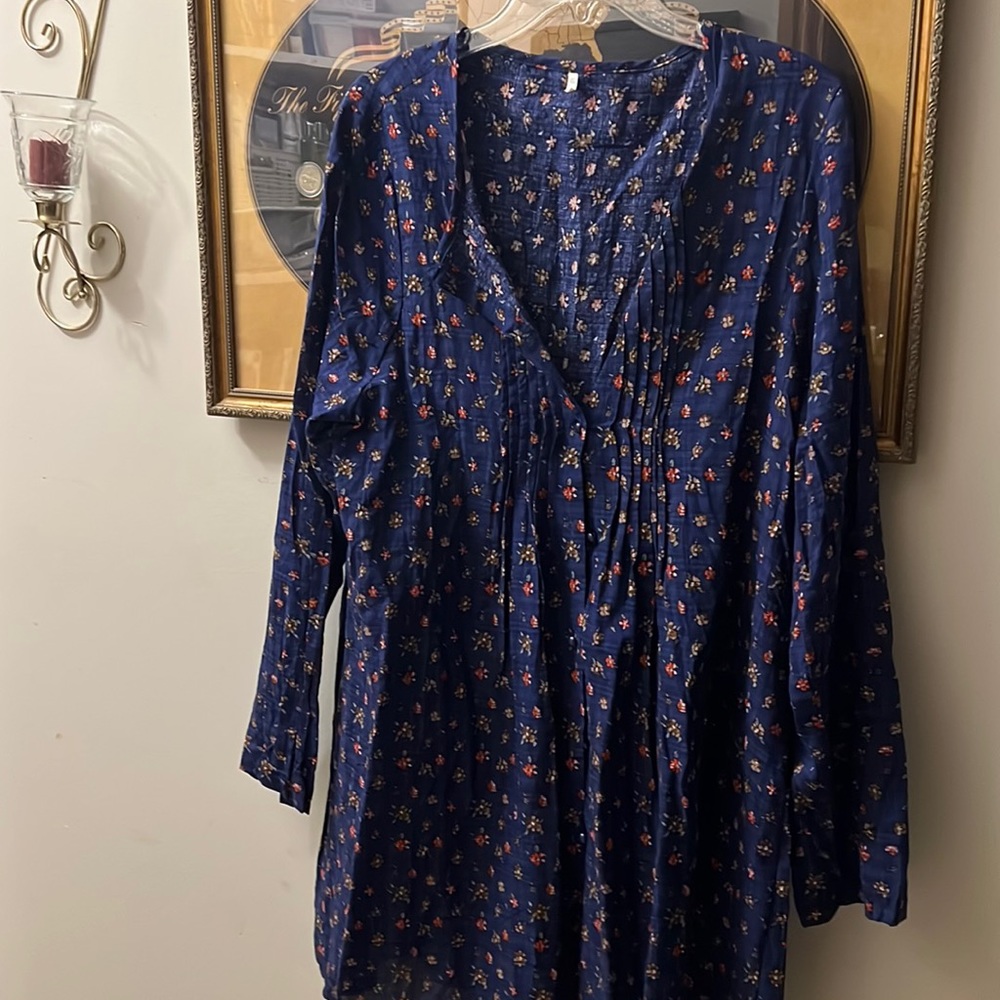 Nice top never worn, no tags